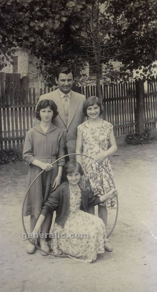 19580900 Josip Generalic with children in school, Hlebine 1958 (photo from Maja Duraskovic) (1)